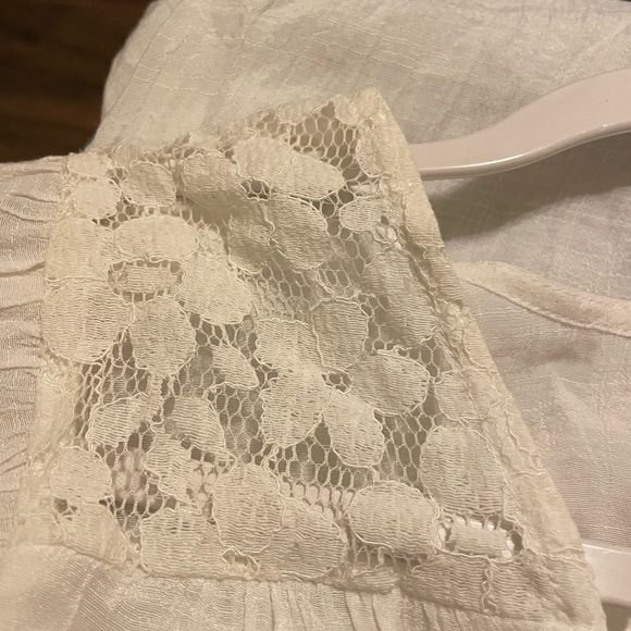 Final sale❗️ Beautiful white top, very comfortable, soft fabric.  Medium. - Picture 5 of 5